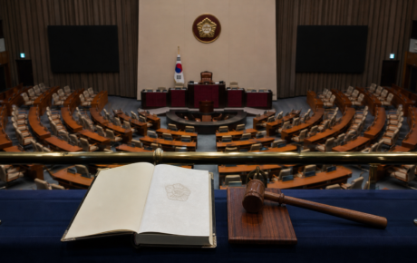 대한민국 국회 본회의장과 헌법책, 의사봉을 통해 본 계엄 통제 개헌