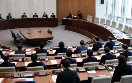 국회 운영위원회에서 결의안 표결 절차를 진행하는 익명의 의원들과 빈 의석