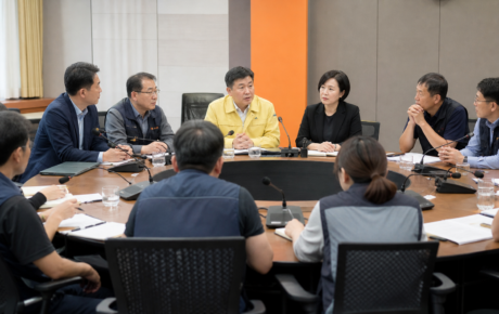 지방정부와 노동계 관계자들이 노동현안을 논의하는 원탁회의 장면